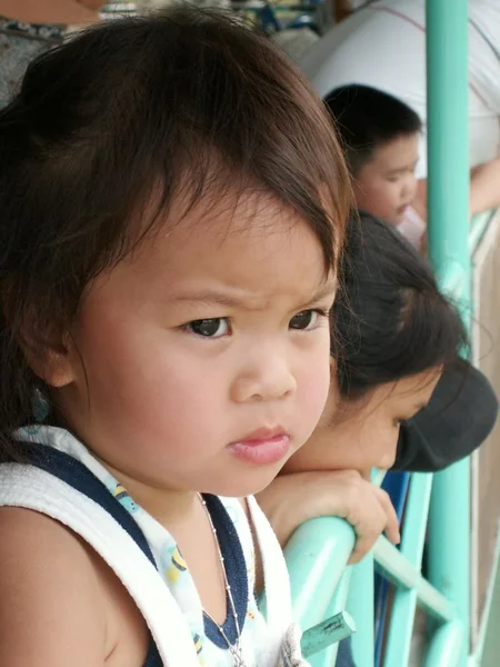 Kleines Mädchen mit zweifelhaften Gesicht — Stockfoto