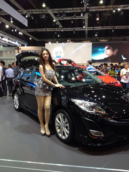 Vestido de un negro mazda modelo no identificada en gris — Foto de Stock