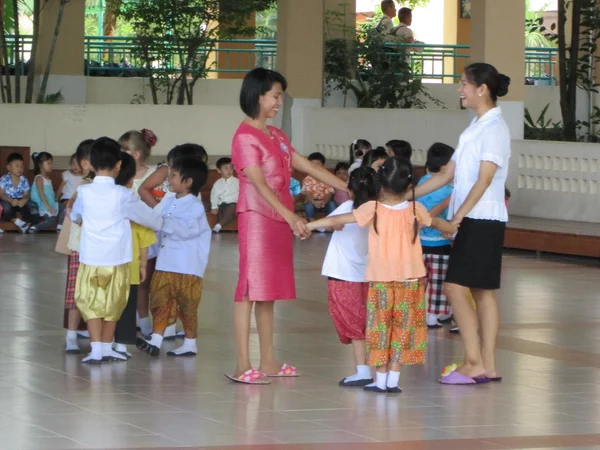 Wiele dzieci i nauczyciel ma działalność w szkole — Zdjęcie stockowe