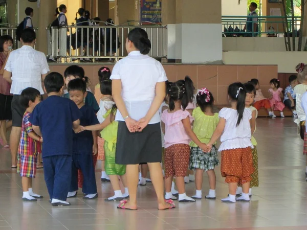 Muchos niños y maestros tienen actividad en la escuela —  Fotos de Stock