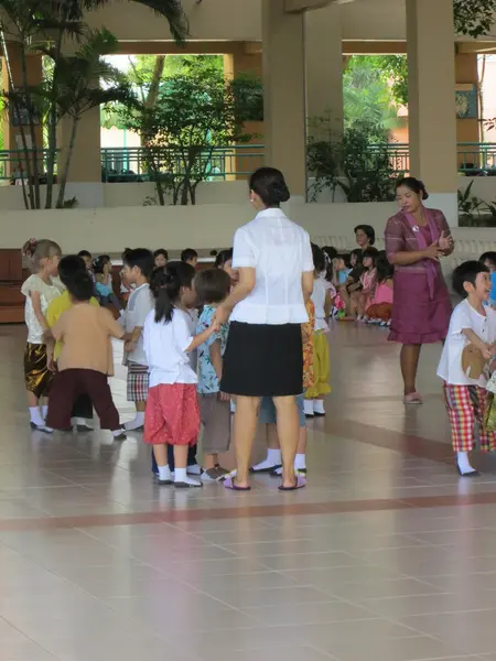 Muchos niños y maestros tienen actividad en la escuela —  Fotos de Stock