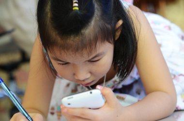 yusufçuk sucul bitki üzerinde tutun