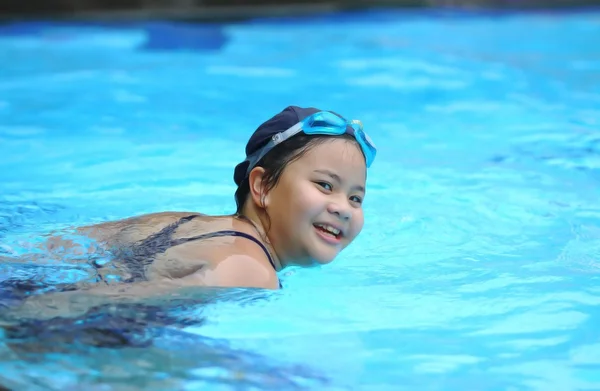 Asian pływanie dziewczyna jest uśmiech w basen — Zdjęcie stockowe