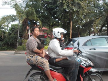 birçok kişi Destek Tay hükümeti için siyasi mitingiçin motosiklet binmek