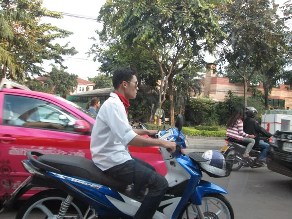 Wielu ludzi jeździć motocyklem do politycznego rajdu na poparcie tajski rząd — Zdjęcie stockowe