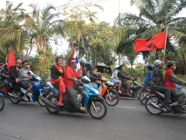 Mnoho lidí jezdí na motocykl k politickému shromáždění za účelem podpory thajské vlády — Stock fotografie