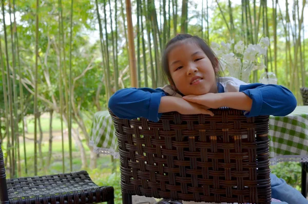 Close-up retrato de menina asiática sentar na cadeira — Fotografia de Stock