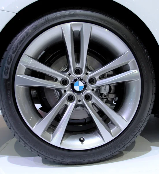 Logo von BMW auf Rädern — Stockfoto