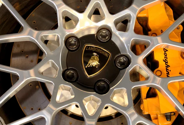 Logo of  Lamborghini on wheels — Stock Photo, Image