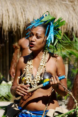 kadın geleneksel meke dans performans sergiliyor.