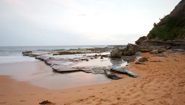 Stenig strand — Stockfoto