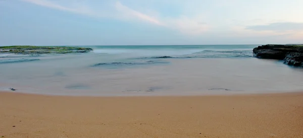 Orilla rocosa del mar — Foto de Stock