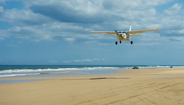 Samolot na plaży — Zdjęcie stockowe