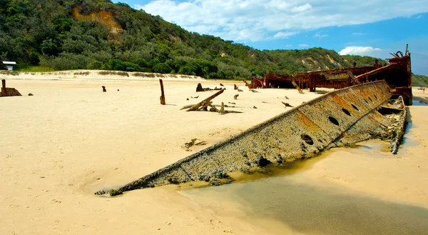 Bech with ruined pier — Stock Photo, Image