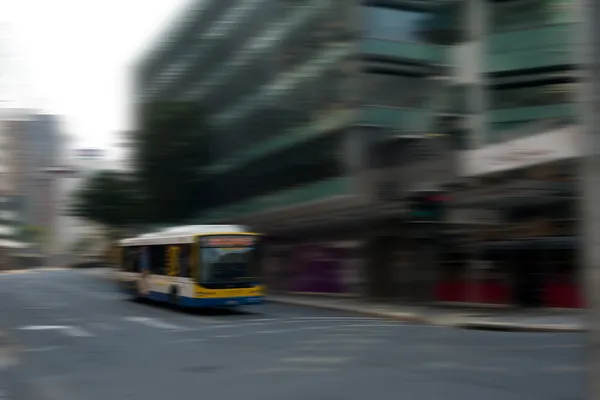 Autobus v městě — Stock fotografie