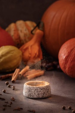 Ev yapımı balkabağı baharatını hazırlıyorum.