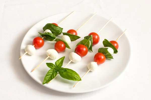 Brochettes de tomate, mozzarella et basilic Images De Stock Libres De Droits