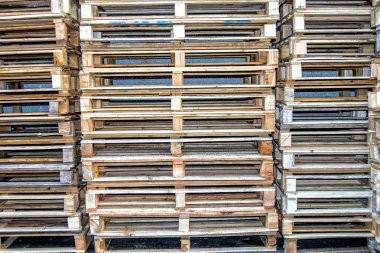 Boş paletlerin yığılmış