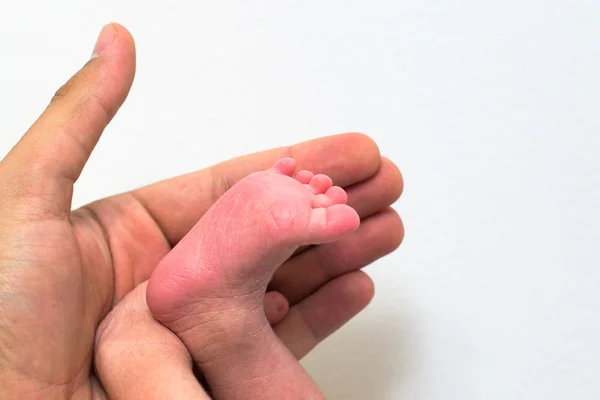 Baby-Bein in der Hand — Stockfoto