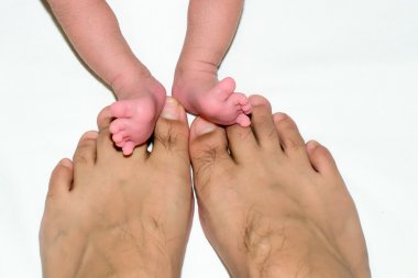 Baba ve bebek ayaklar