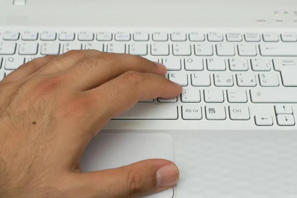 Рука на клавиатуре компьютера — стоковое фото