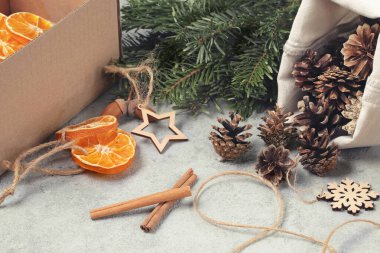 Sıfır israf ve çevre dostu noel konsepti. Masadaki Noel ağacının doğal süslemeleri ve dalları.