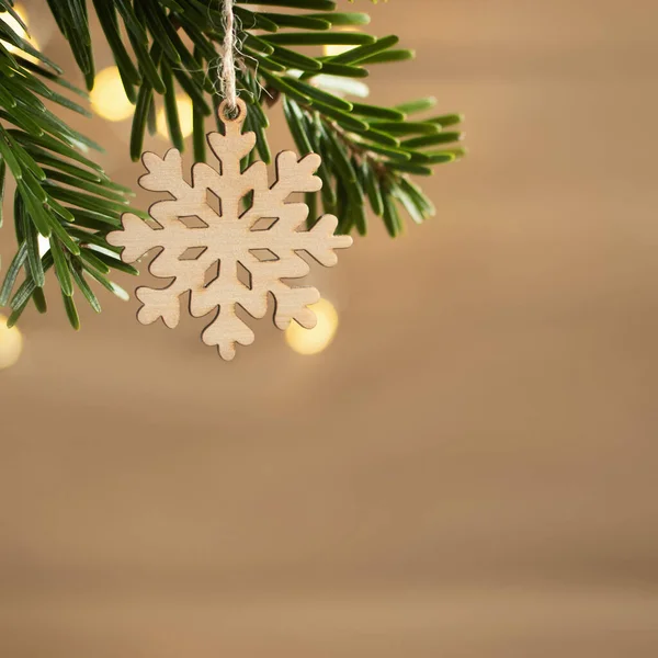無駄ゼロで環境に優しいクリスマスのコンセプト。木製の壁の背景にクリスマスツリーの枝に木製の雪片。水平方向のバナー、コピースペース — ストック写真