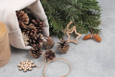 Sıfır israf ve çevre dostu noel konsepti. Masadaki Noel ağacının doğal süslemeleri ve dalları.