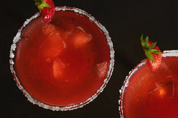 Frische hausgemachte erfrischende Erdbeer-Cocktail Margarita in Gläsern, flach liegend, von oben — Stockfoto