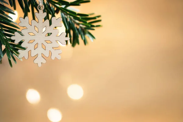 Zéró hulladék és környezetbarát karácsonyi koncepció. Szárított narancs egy karácsonyfa ágon a háttér egy fa fal, másolás helyet — Stock Fotó