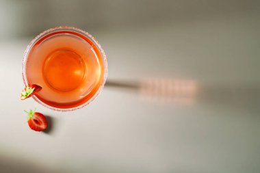 Taze ev yapımı taze çilekli margarita, kopyalanmış yer.