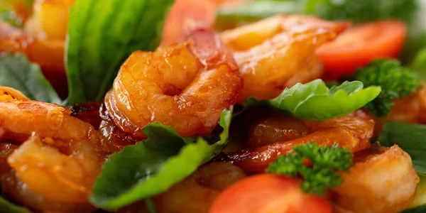 Close-up de camarão fresco, tomate, salada de rúcula e verduras, bandeira horizontal — Fotografia de Stock
