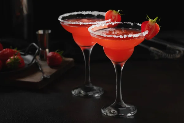 Verse zelfgemaakte verfrissende aardbeiencocktail margarita in glazen op tafel — Stockfoto