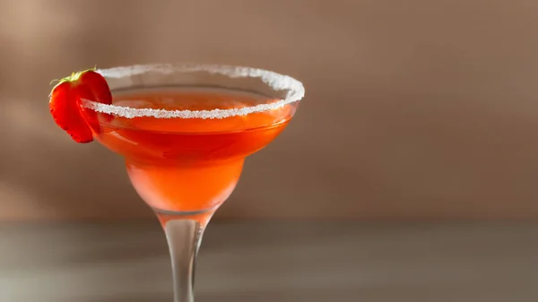 Frische hausgemachte erfrischende Erdbeer-Cocktail Margarita, Nahaufnahme, Copyspace — Stockfoto