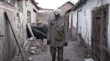 Sokakları gaz maskeli bir adam yönetiyor.