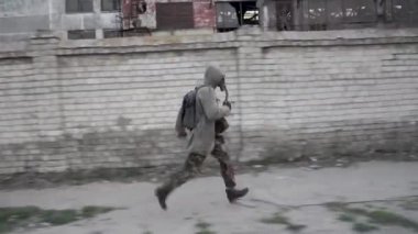 Sokakları gaz maskeli bir adam yönetiyor.