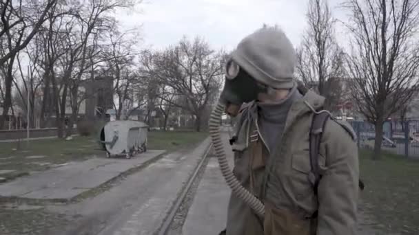 Een Man Met Een Gasmasker Die Straat Loopt — Stockvideo