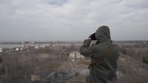 Hombre Con Una Máscara Gas Inspecciona Área Vacía Desde Techo — Vídeo de stock
