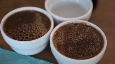 Taze kahve çekirdeklerini yakından izleyin.