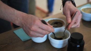 Yakın plan çekimde cam saplı ve seçici odaklı bir kadın resmi çekiliyor.