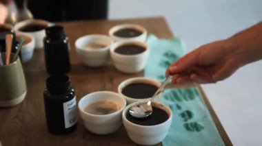 Çay, kahve ve içecek. Seçici odaklanma. el çizimi