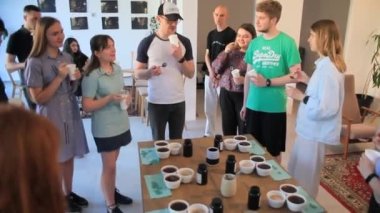 Restoranda masada duran bir grup insan.