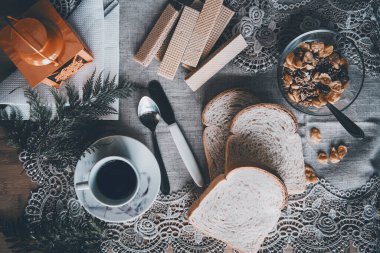 Bazı önemli gastronomi unsurları, tahta kaşıklar. Gastronomi yemek, içecek, yiyecek ve genel olarak onunla ilişkili tüm kültürel yönleri kapsayan bir bilgi dalıdır..