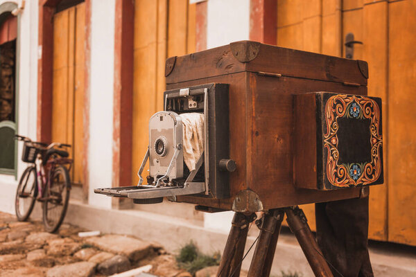 Старая камера на углу в историческом городе Парати, Бразилия.