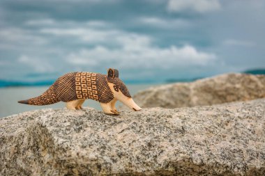 Brezilya 'nın Rio de Janeiro eyaletindeki Paraty şehrinde Guarani Kızılderililerinin ahşap oymacılığı.