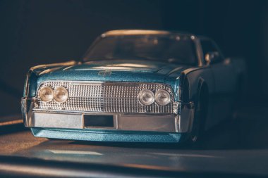 Klasik Lincoln Continental (1963), oyuncak minyatür 1: 24 ölçeğinde..
