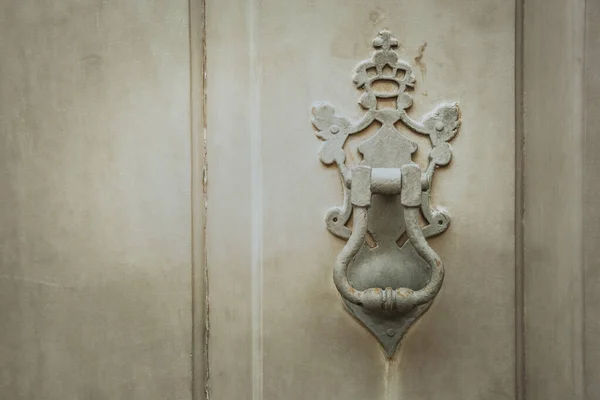 ประต ทองเหล องเคาะประต ของเม องประว ศาสตร ของ Paraty บราซ นในป — ภาพถ่ายสต็อก