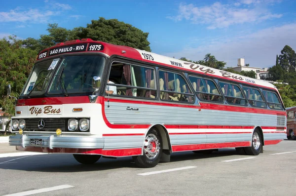 Koyun şeklinde, gerçek yünlü küçük bir oyuncak..