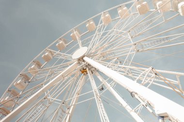 Bir lunaparktaki dönme dolabın klasik tonlu görüntüsü..