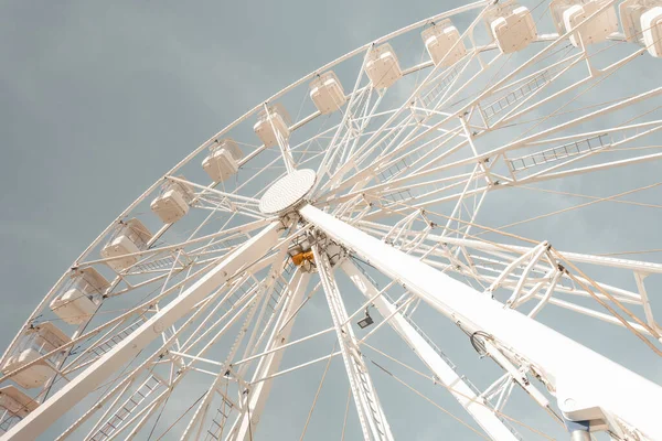 Bir lunaparktaki dönme dolabın klasik tonlu görüntüsü..